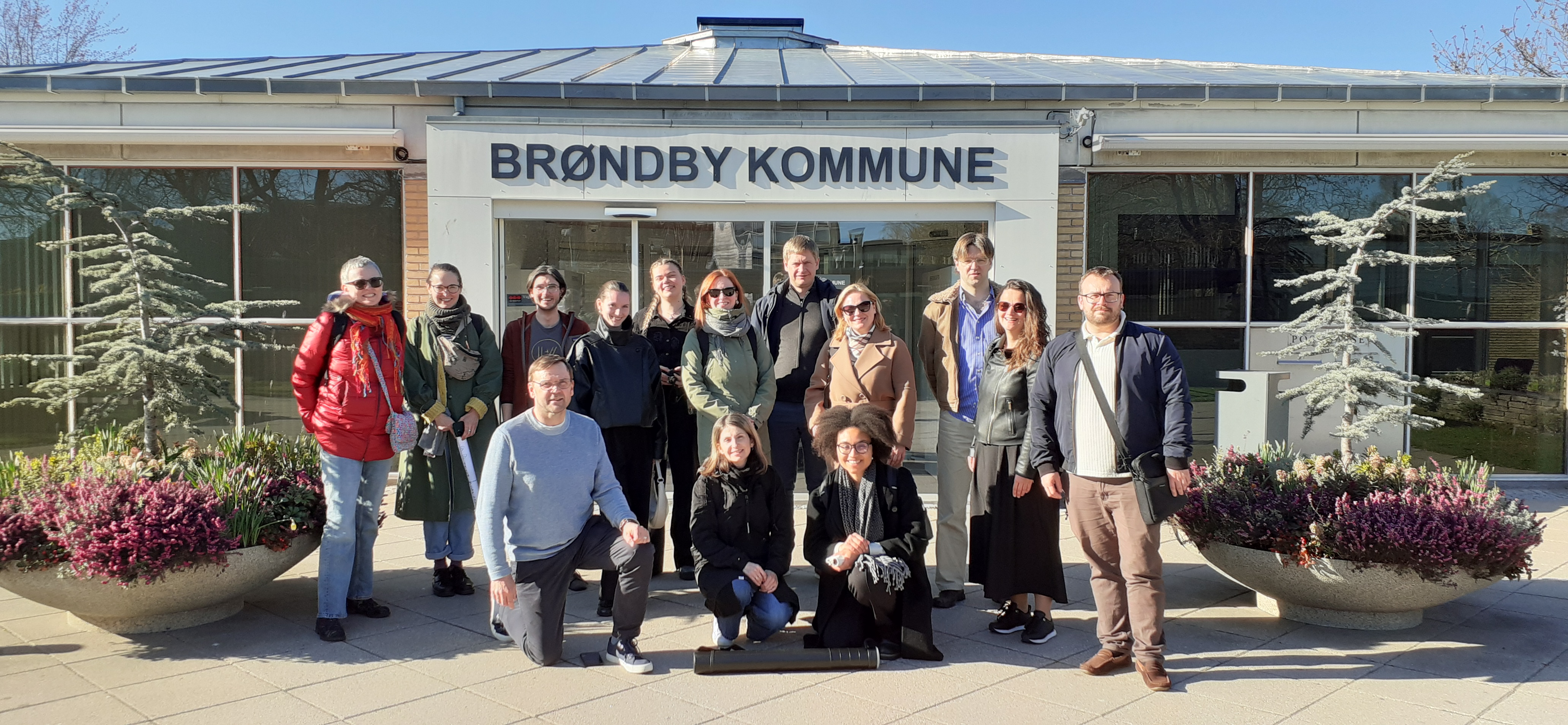 Grupa partnerów projektu Flip-EC pozuje do wspólnego zdjęcia przed budynkiem Brøndby Kommune w Danii.